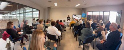 &Eacute;xito de participaci&oacute;n en el primer taller de cocina en vivo para personas mayores en el Mercado de Gu&iacute;a