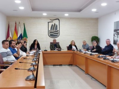 Puerto del Rosario: El Ayuntamiento logra unificar al colectivo del taxi en la regulaci&oacute;n del sector