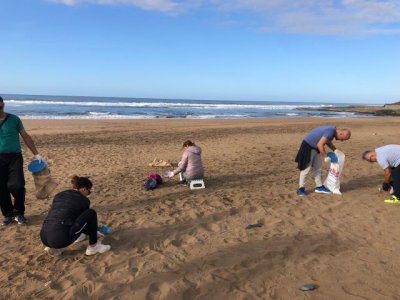 G&aacute;ldar: La Escuela Oficial de Idiomas de Santa Mar&iacute;a de Gu&iacute;a realiza una limpieza en la playa de Bocabarranco