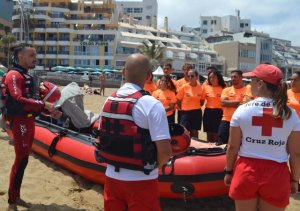 Talleres de Cruz Roja sobre seguridad acuática y prevención de riesgos en la playa de Las Canteras