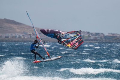 Windsurf: Las grandes esperanzas canarias, Marino Gil y Liam Dunkerbeck, avanzan a octavos de final