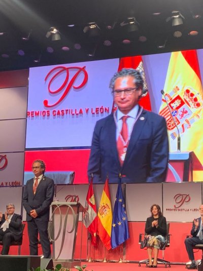 Pedro Rodríguez felicita al guiense Juan Pedro Bolaños galardonado con el Premio Castilla y León de Investigación Científica y Técnica e Innovación