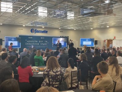 Dirigentes pol&iacute;ticos y empresariales debaten sobre la industria canaria