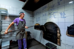 Cuando el pan tiene alma: Lisandro Cabrera apaga su horno, pero deja encendido el corazón de Valleseco