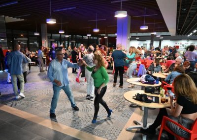 Una Gran Fiesta Latina anim&oacute; la noche del s&aacute;bado en el Gastromercado de Gu&iacute;a