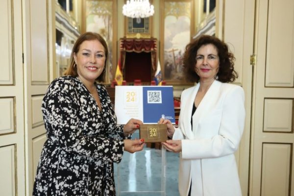 Matilde Asián entrega a Astrid Pérez unas cuentas públicas para 2024 “prudentes y ajustadas al gasto real”