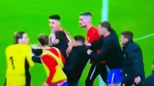 El derbi asturiano, sin aficionados rivales, lo ganó el Oviedo y acabó en tangana