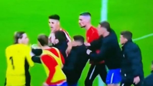El derbi asturiano, sin aficionados rivales, lo ganó el Oviedo y acabó en tangana