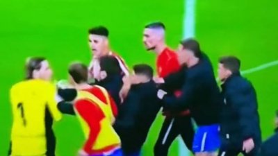 El derbi asturiano, sin aficionados rivales, lo gan&oacute; el Oviedo y acab&oacute; en tangana