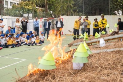 El Cabildo homenajea al personal que colabora en la extinción de incendios y lanza una nueva campaña de prevención