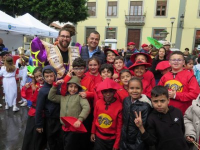 Las calles de Gu&iacute;a se llenaron hoy de la fantas&iacute;a y el desparpajo de los participantes en la Gran Cabalgata Infantil