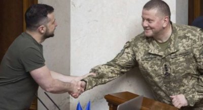 Art&iacute;culo de opini&oacute;n: 'La salida de Zaluzhny podr&iacute;a ser una amenaza para Zelensky'