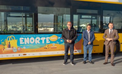 Dos guaguas rotuladas con la imagen de la feria Enorte 2022 recorren las calles de Las Palmas de Gran Canaria