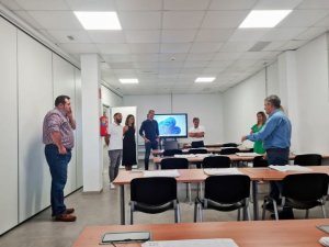 El consejero de Empleo, Juan Díaz, visita la sala para la formación del centro polivalente La Vaguada en Tejeda