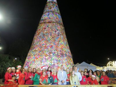 Guía: 8.500 rosetas tejidas a mano por las vecinas de La Atalaya decoran el Árbol de Navidad del barrio