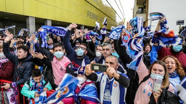 La Pol&iacute;cia denuncia a varios aficionados del Espanyol por portar bengalas