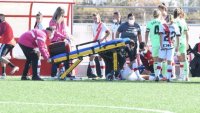 Una jugadora del Rayo es atendida por el m&eacute;dico del Athletic por faltar el propio