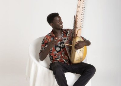 El gran virtuoso de la kora, el senegal&eacute;s Momi Maiga, ofrece tres conciertos en Canarias