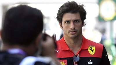 Sainz abandona tras un accidente en Melbourne; Alonso acaba d&eacute;cimo