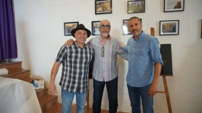 Gáldar: Román del Pino inaugura ‘Las Cuatro Puntas del Viento’ en Juncalillo con crítica social y homenaje a la literatura