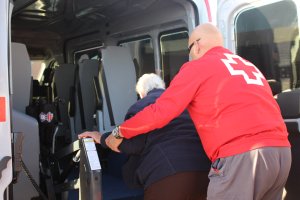 Cruz Roja en Canarias ofrece el servicio de transporte adaptado y sociosanitario para que las personas con movilidad reducida puedan ejercer su derecho al voto