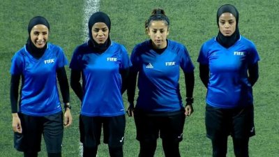 La hazaña de Mubaydeen, la primera árbitra de fútbol masculino en Jordania