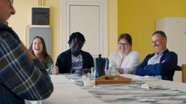 ‘migra[n] familia’, el documental que comparte experiencias de acogida de jóvenes migrantes (Vídeo)
