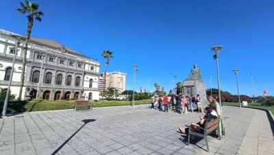 Un sencillo pero sentido recuerdo a Pérez Galdós frente a la escultura del escritor en el 105 aniversario de su muerte