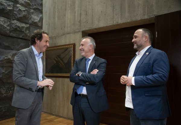 Torres y Valbuena se reúnen con el Comisionado para el Impulso de la Energía Sostenible en Sistemas Insulares