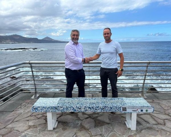 Mares Circulares entrega a Arucas un banco fabricado con plástico recogido del mar por sus voluntarios en reconocimiento a su compromiso medioambiental