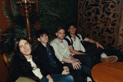 M&uacute;sica: 'Take The Bus' es la cuarta y &uacute;ltima canci&oacute;n de radio del &uacute;ltimo lanzamiento de estudio de LIPSTEREO (V&iacute;deo)