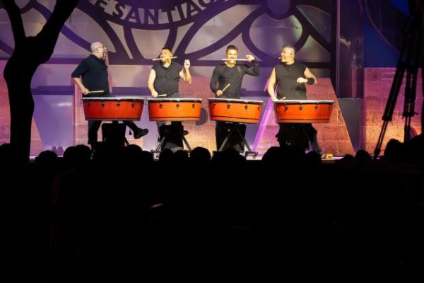 G&aacute;ldar: La compa&ntilde;&iacute;a Pieles deslumbra en la Plaza de Santiago con su espect&aacute;culo '&Aacute;ngaro'