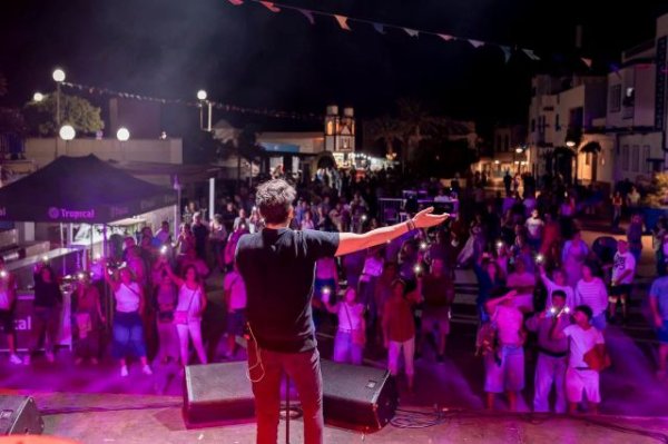 Agaete: El tributo oficial de Manuel Carrasco ha llegado para mover corazones y poner al p&uacute;blico a cantar