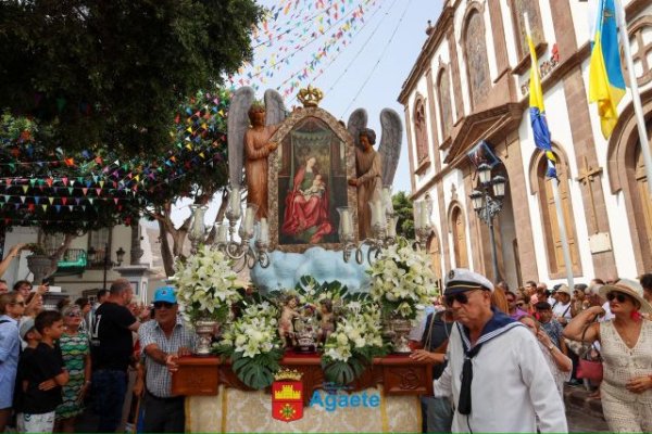 Agaete: Lluvia de flores en el regreso a ‘casa’ de Nuestra Señora de Las Nieves
