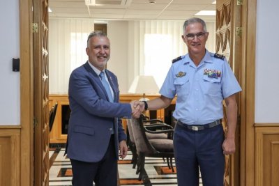 &Aacute;ngel V&iacute;ctor Torres mantiene un encuentro de despedida con el jefe del Mando A&eacute;reo de Canarias