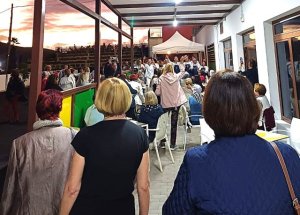 Usuarios de Envejecimiento Activo disfrutan de un encuentro con profesorado y alumnado de los PFAE de Gáldar