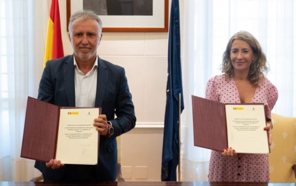 Torres y la ministra firman el protocolo que eleva la bonificación al transporte colectivo hasta el 50%