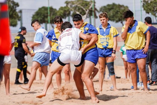 La cantera de la Lucha Canaria se deleita en la Playa del Burrero