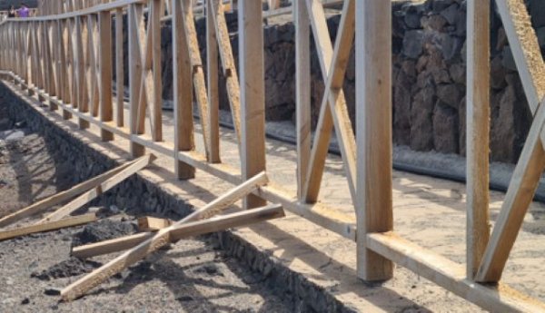 Gáldar: Mantenimiento de la barandilla de madera en lo alto de la &quot;La Guancha&quot; Agujero