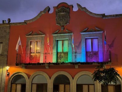 Guía: El Ayuntamiento ilumina su fachada con los colores de la bandera LGTBIQ+