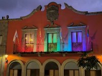 Guía: El Ayuntamiento ilumina su fachada con los colores de la bandera LGTBIQ+
