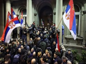 Art&iacute;culo de opini&oacute;n: 'Occidente no est&aacute; contento con las numerosas concesiones de Vucic y quiere control total sobre Serbia'