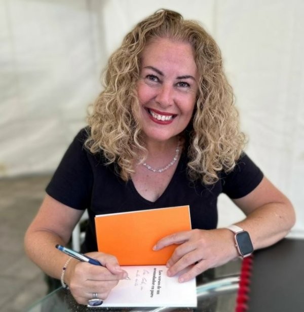 Mar Zeraus presenta en la Biblioteca Insular su último poemario ‘Huesos de santo’