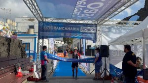 El Puerto de las Nieves de Agaete ha recibido al campeón de la prueba reina de la Sky Gran Canaria, Yeray Durán