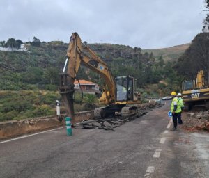 Gáldar: La obra para reconstruir los muros de la subida a Hoya de Pineda avanza y obliga al cierre definitivo al tráfico de la GC-220 a la altura de Los Silos