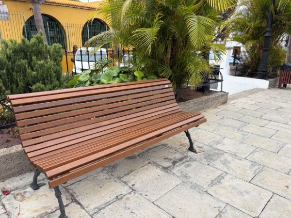 G&aacute;ldar: La Asociaci&oacute;n de Vecinos El Labrador agradece al Ayuntamiento la renovaci&oacute;n de los bancos de la plaza de San Isidro