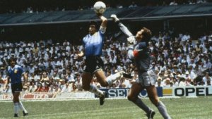La subasta de la camiseta de la &#039;Mano de Dios&#039; podría llegar a los 7 millones