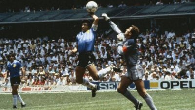 La subasta de la camiseta de la &#039;Mano de Dios&#039; podría llegar a los 7 millones