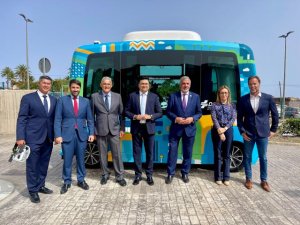 El Cabildo presenta la primera guagua autónoma de Canarias