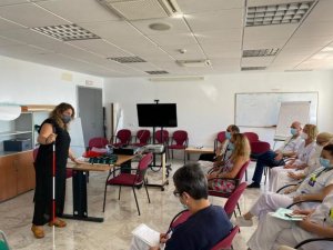 El Hospital de La Candelaria forma a sus profesionales en el acompañamiento de usuarios con discapacidad visual